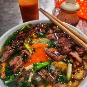 tương ớt và phở bò